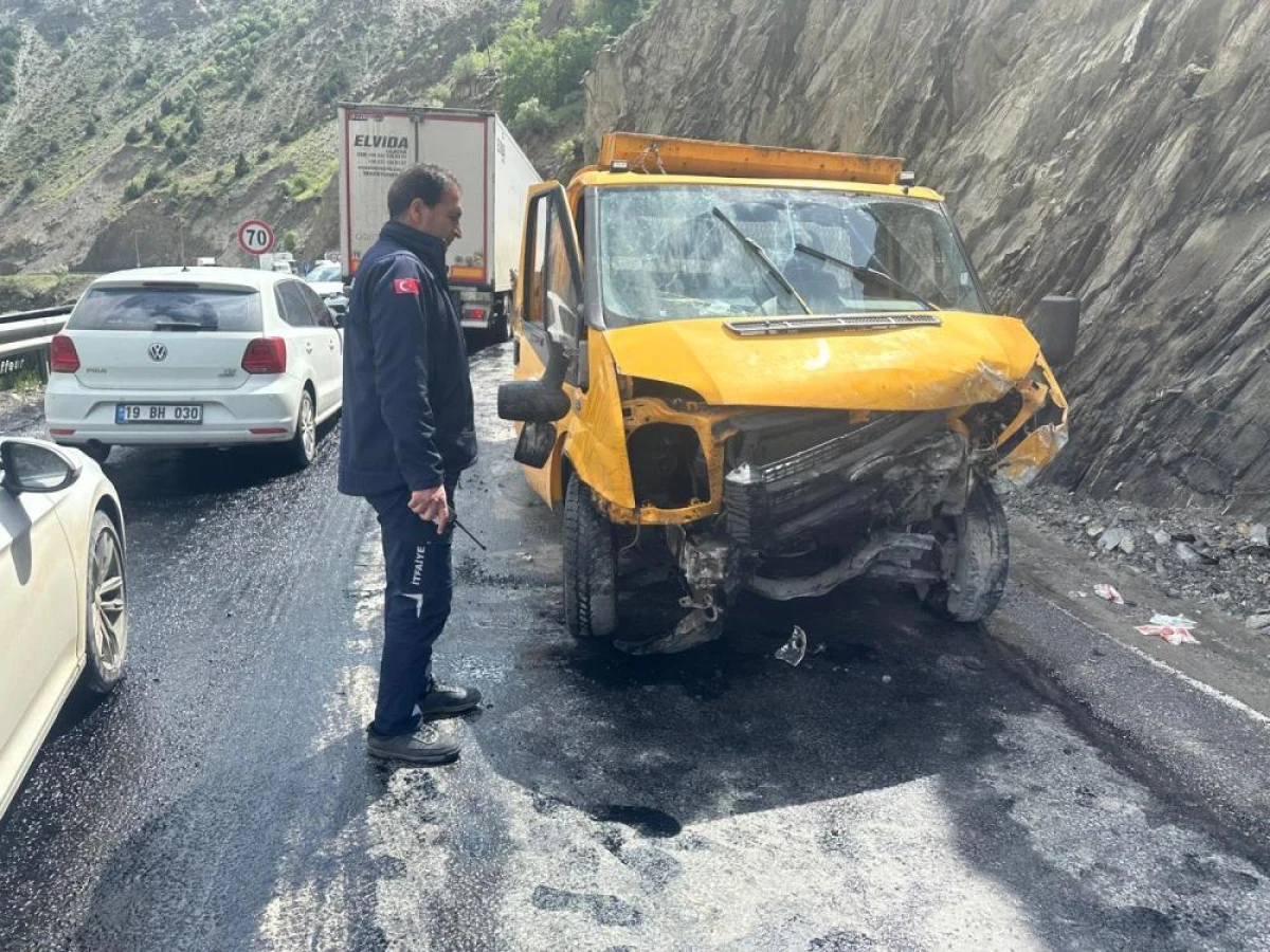 Hakkari-Van yolunda trafik kazası, 2 yaralı