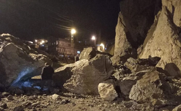 Hakkari'de dev kayalar mahalle yoluna d&uuml;şt&uuml;