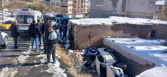 Hakkari'de VEDAŞ personelini taşıyan kamyonet şarampole yuvarlandı