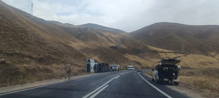 Hakkari&rsquo;de virajı alamayan tanker devrildi