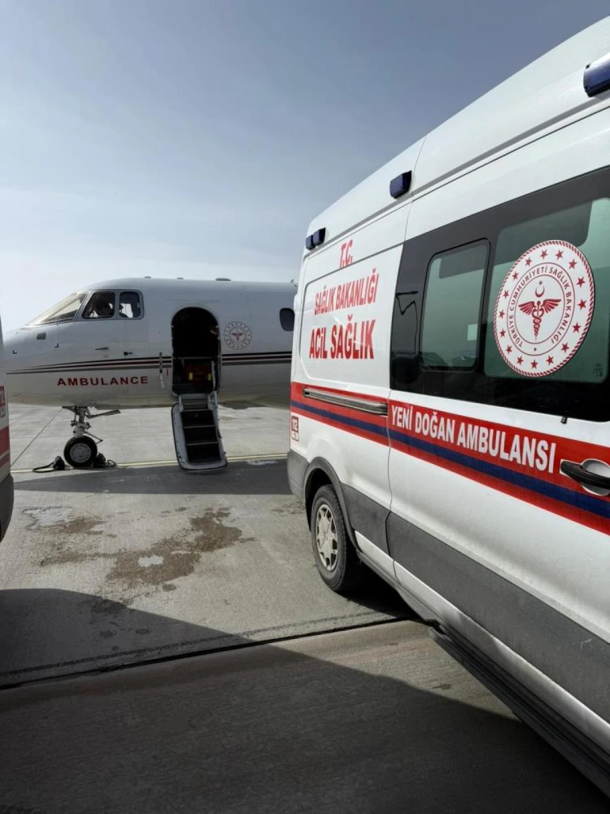 Hasta 2 bebek ambulans u&ccedil;akla İstanbul&rsquo;a sevk edildi