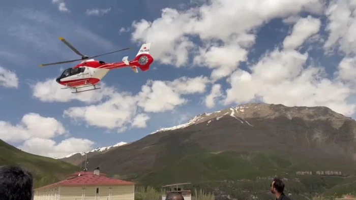 Helikopter ambulans, 78 yaşındaki hastayı Van'a sevk etti