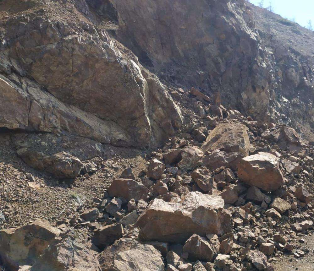 Heyelan sonrası yola düşen taşlar temizlendi