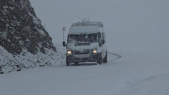 Hizan-Bah&ccedil;esaray yolunda kar etkili oluyor