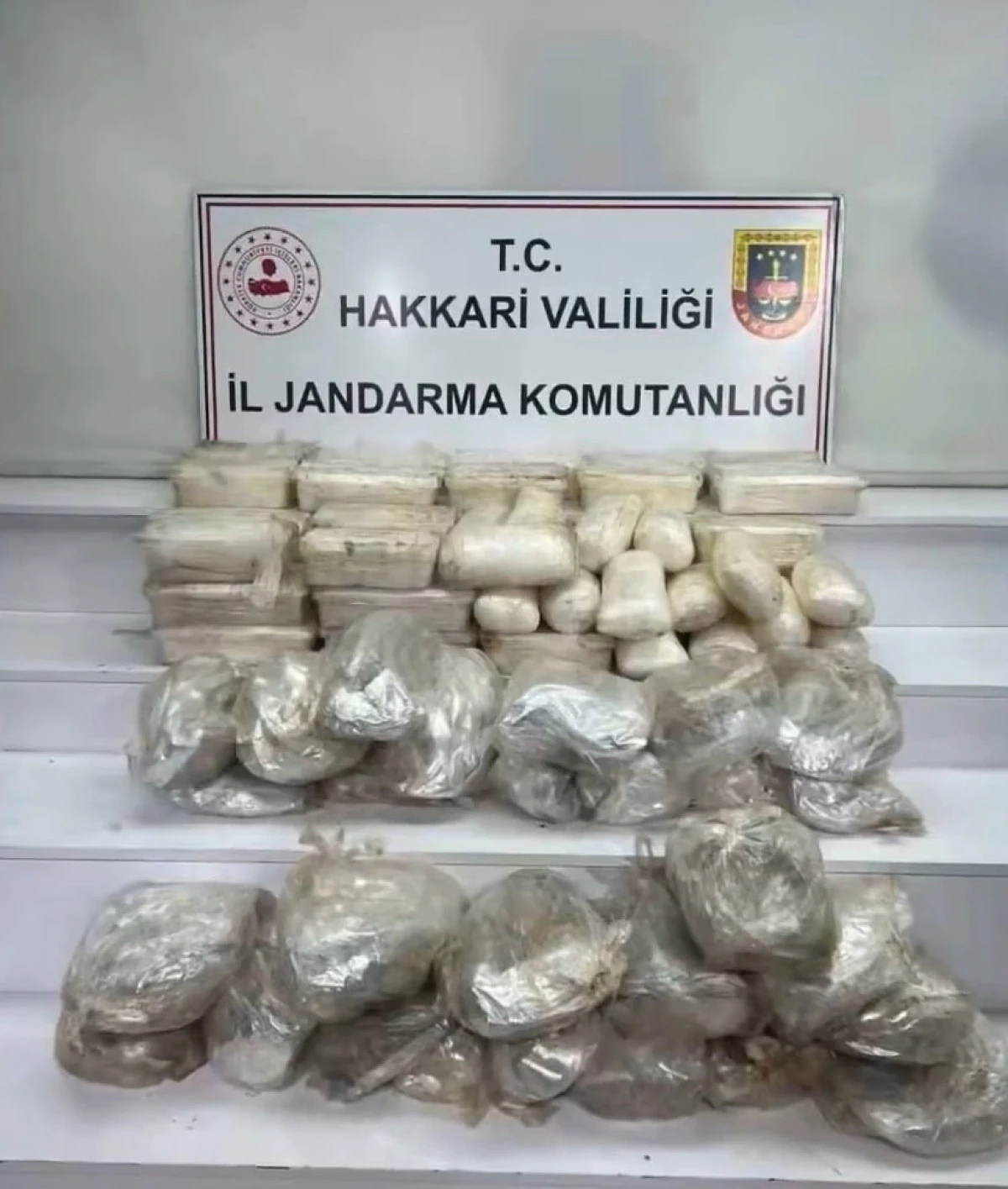 İ&ccedil;işleri Bakanlığı: "Van ve Hakkari'de 320 kilogram uyuşturucu madde ele ge&ccedil;irildi"