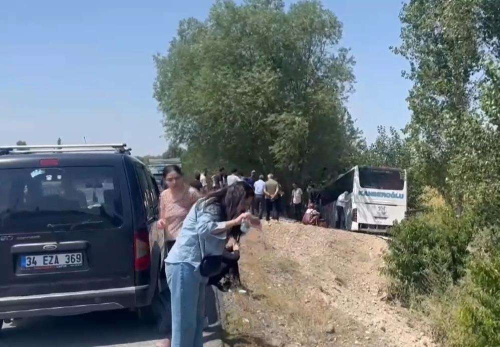  Iğdır'da yolcu otobüsü kaza yaptı: Yaralılar var