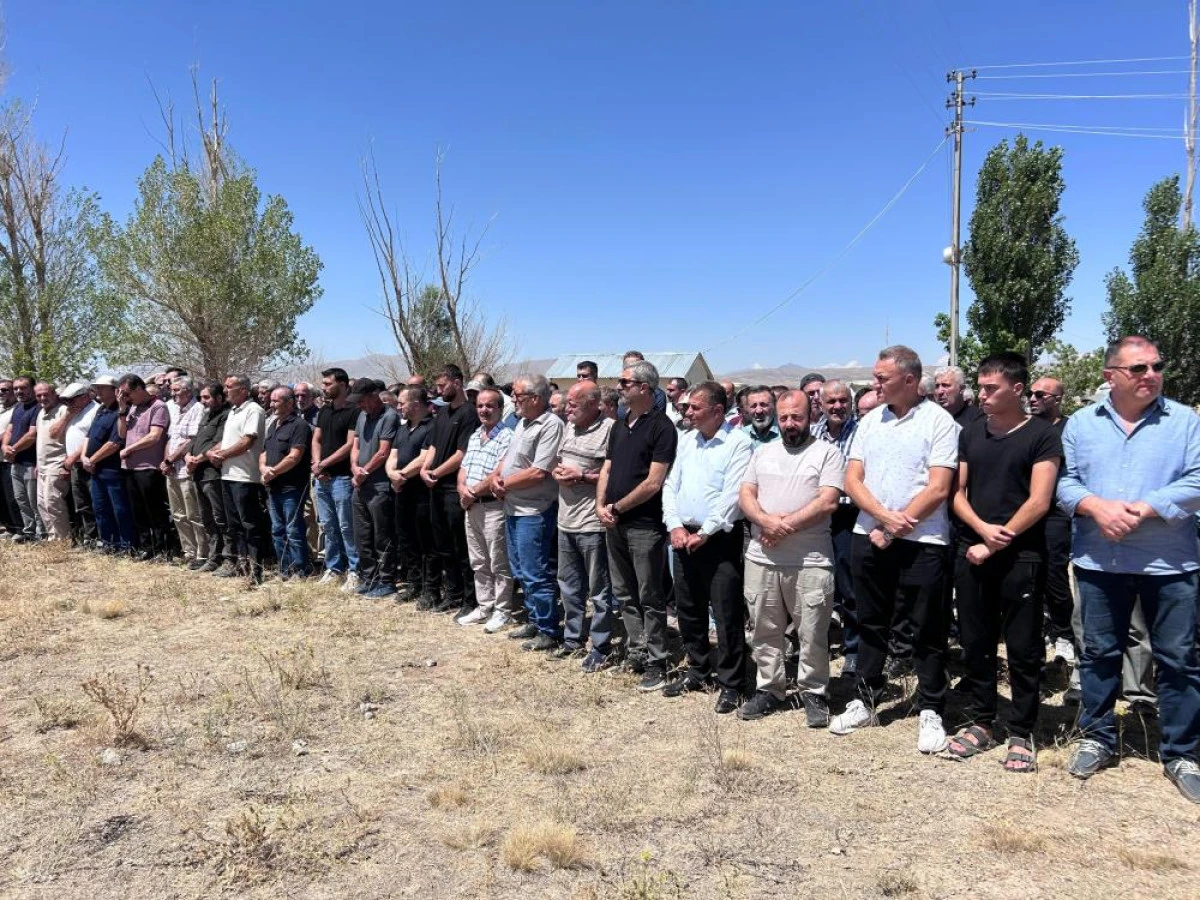 İHA B&ouml;lge M&uuml;d&uuml;r&uuml; Aky&uuml;z'&uuml;n acı g&uuml;n&uuml;: Oğlu son yolculuğuna uğurlandı
