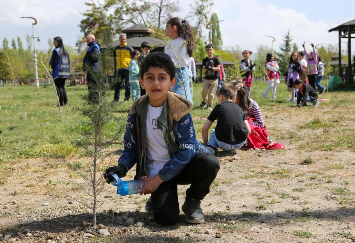 İlkokul öğrencileri iklim değişikliğine dikkat çekmek için fidan dikti