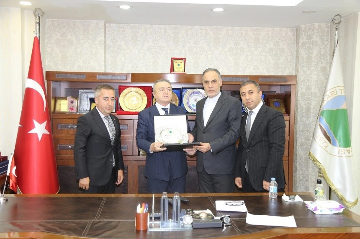 İran B&uuml;y&uuml;kel&ccedil;isi Habibollahzadeh'ten Hakk&acirc;ri'de ekonomi temasları