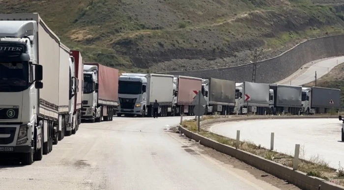 İran-İsrail gerginliği: Yüksekova Esendere Gümrük Kapısı'nda 2 kilometre tır kuyruğu oluştu