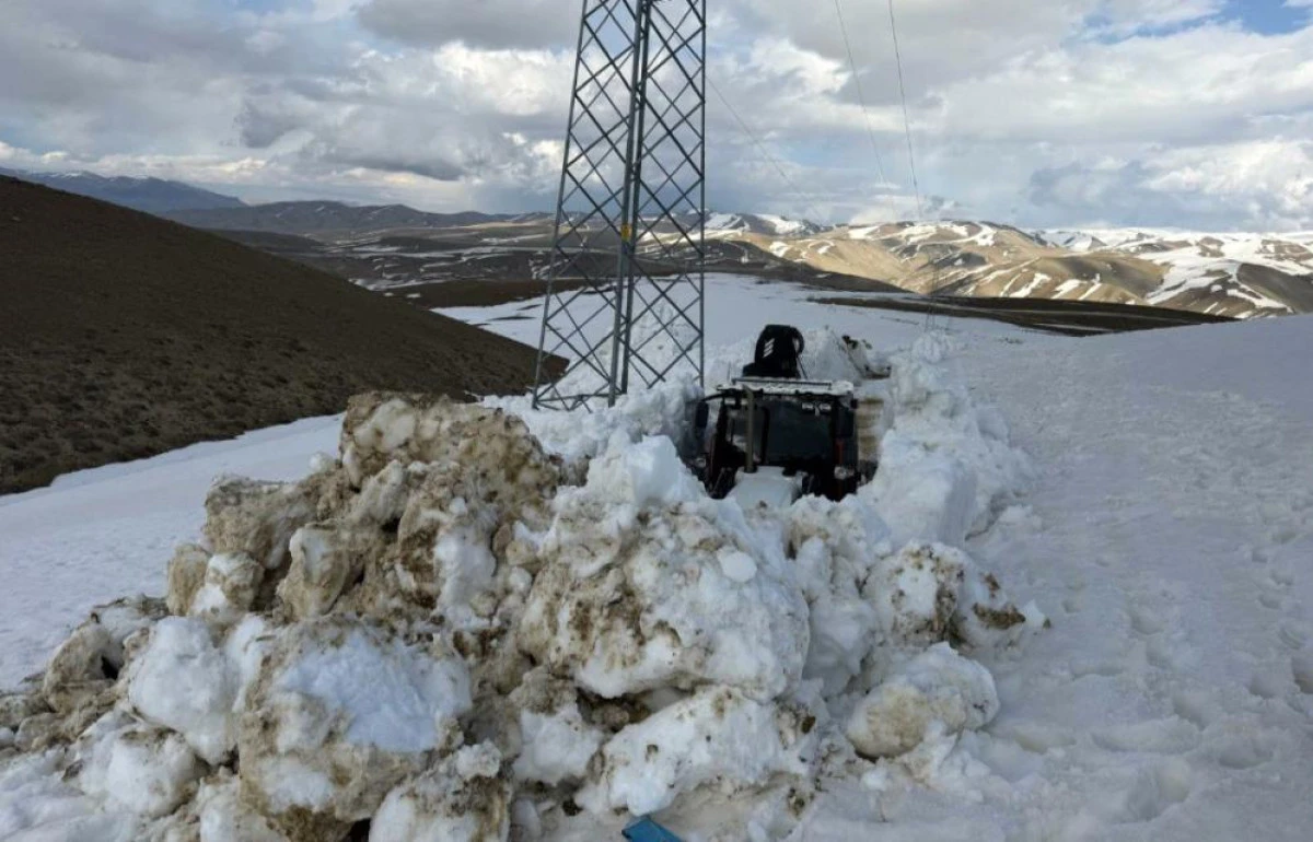 İran sınırında 3 metreyi aşan karda yol a&ccedil;ma &ccedil;alışması