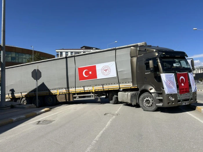 İran'daki savaş mağdurları i&ccedil;in Van'dan 3 yardım tırı g&ouml;nderildi