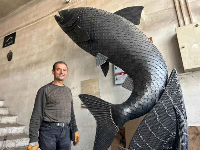İranlı sanat&ccedil;ı atık metalden inci kefali tasarladı