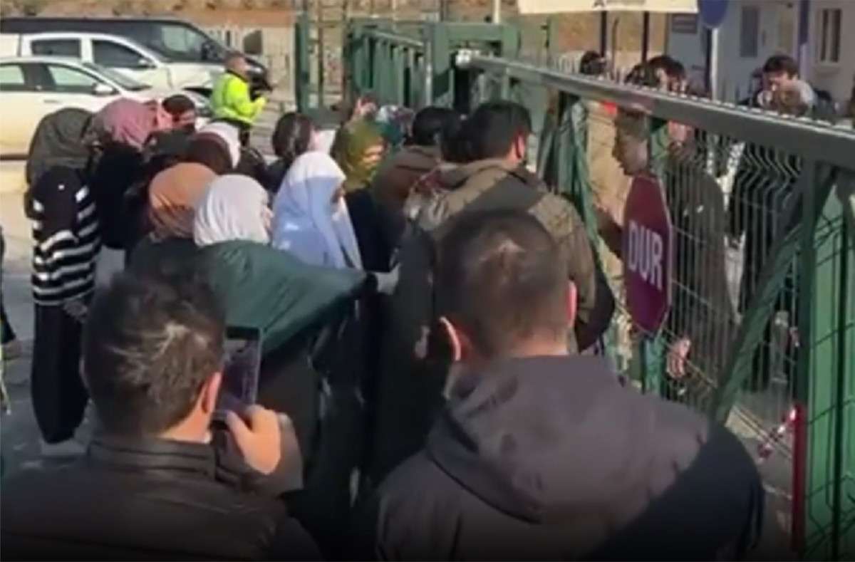 İş&ccedil;i yakınları altın madenindeki arama faaliyetlerinin durdurulmasına tepki g&ouml;sterdi