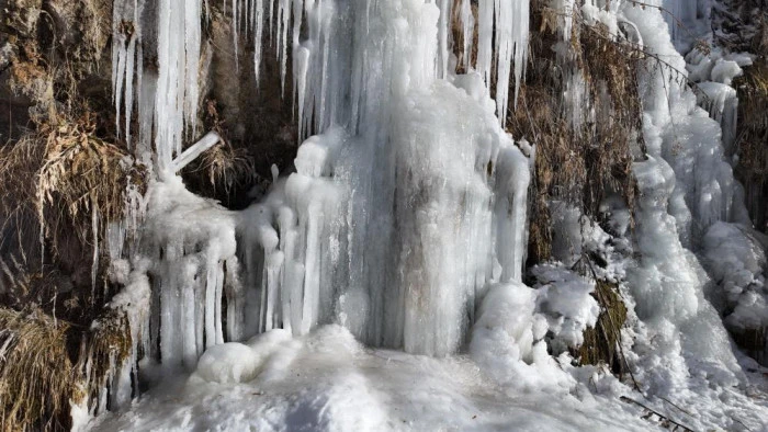 Kanyonda oluşan metrelerce boydaki buz sarkıtları g&ouml;rsel ş&ouml;len sunuyor