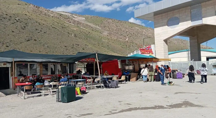 Kapık&ouml;y Sınır Kapısı'nda sorunlar bitmiyor: Vatandaşlar &ccedil;&ouml;z&uuml;m bekliyor