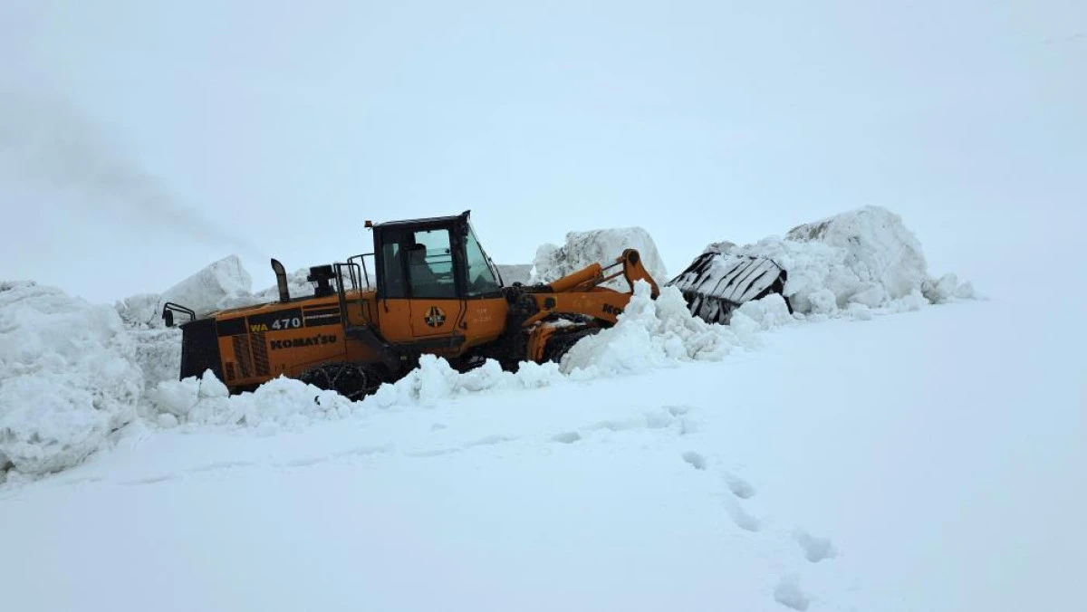Kar esareti bitiyor: Bah&ccedil;esaray yolu 3 ay sonra yeniden a&ccedil;ılıyor