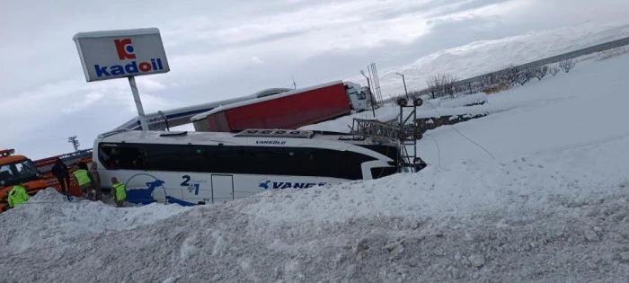 Kar yağışı beraberinde kazayı getirdi: Yolcu otob&uuml;s&uuml; direğe &ccedil;arparak durabildi