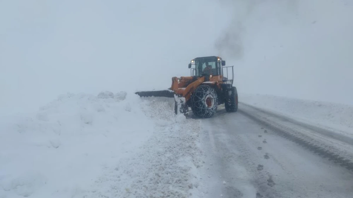 Karabet Geçidi'nde kar temizleme çalışması devam ediyor