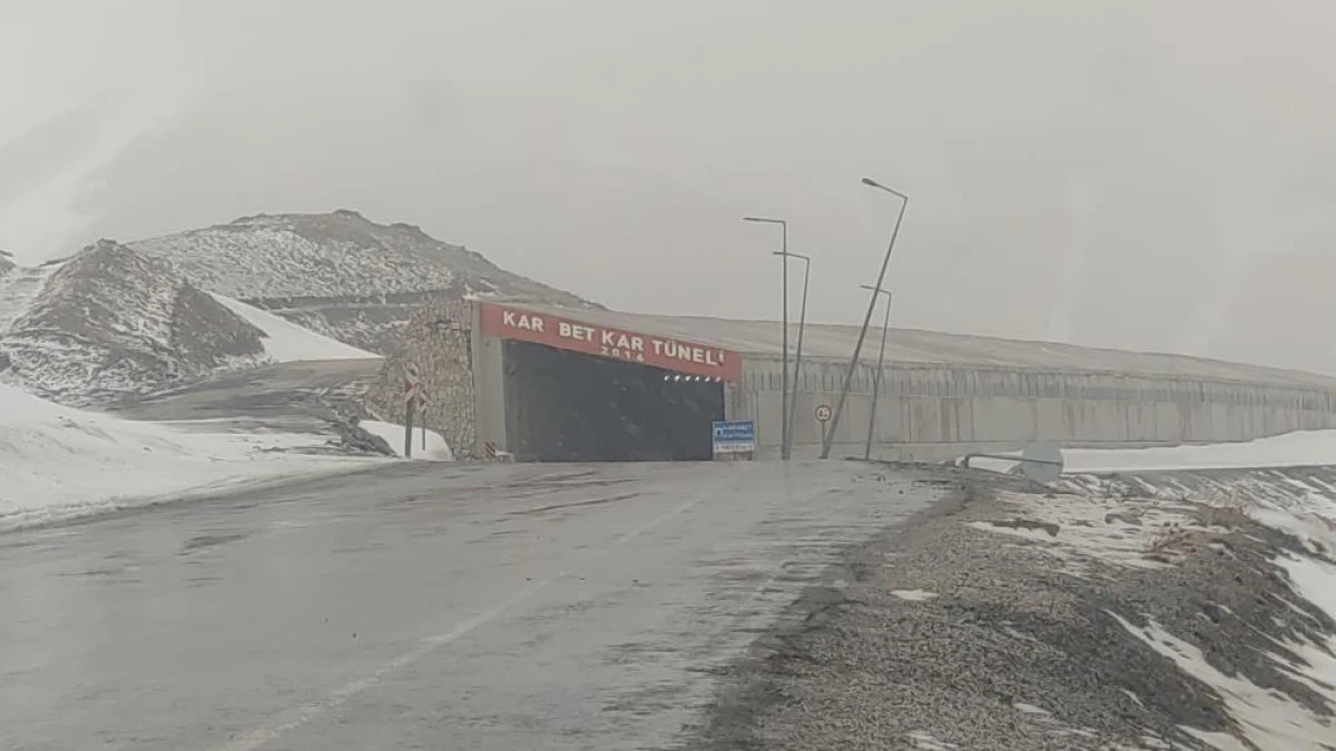 Karabet Geçidi'nde lapa lapa kar yağdı