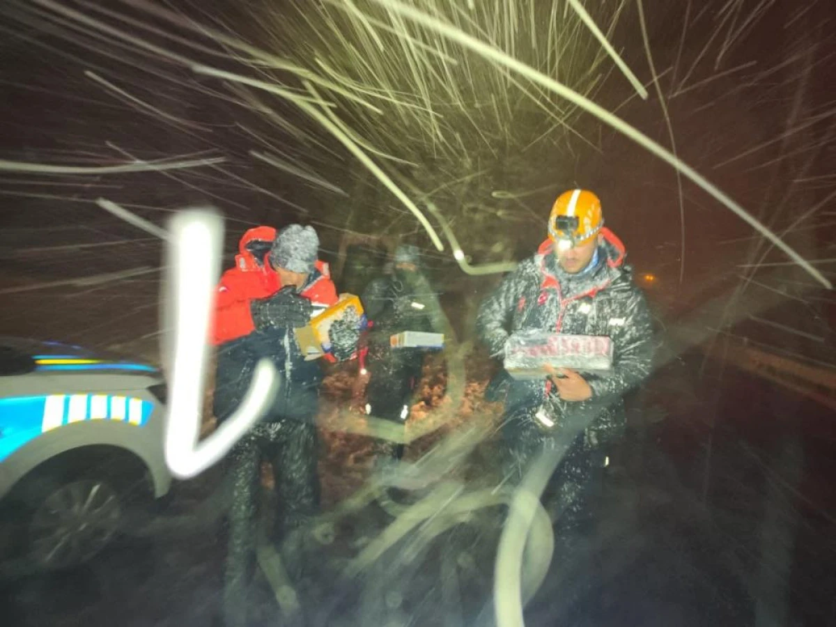 Kardan dolayı mahsur kalanlara kumanya desteği