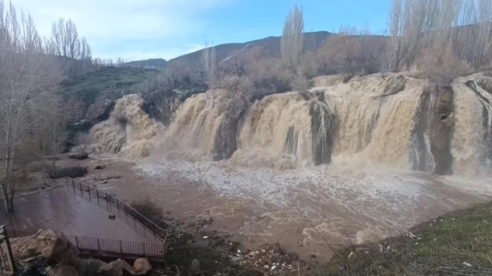 Karların erimesiyle Muradiye Şelalesi coştu