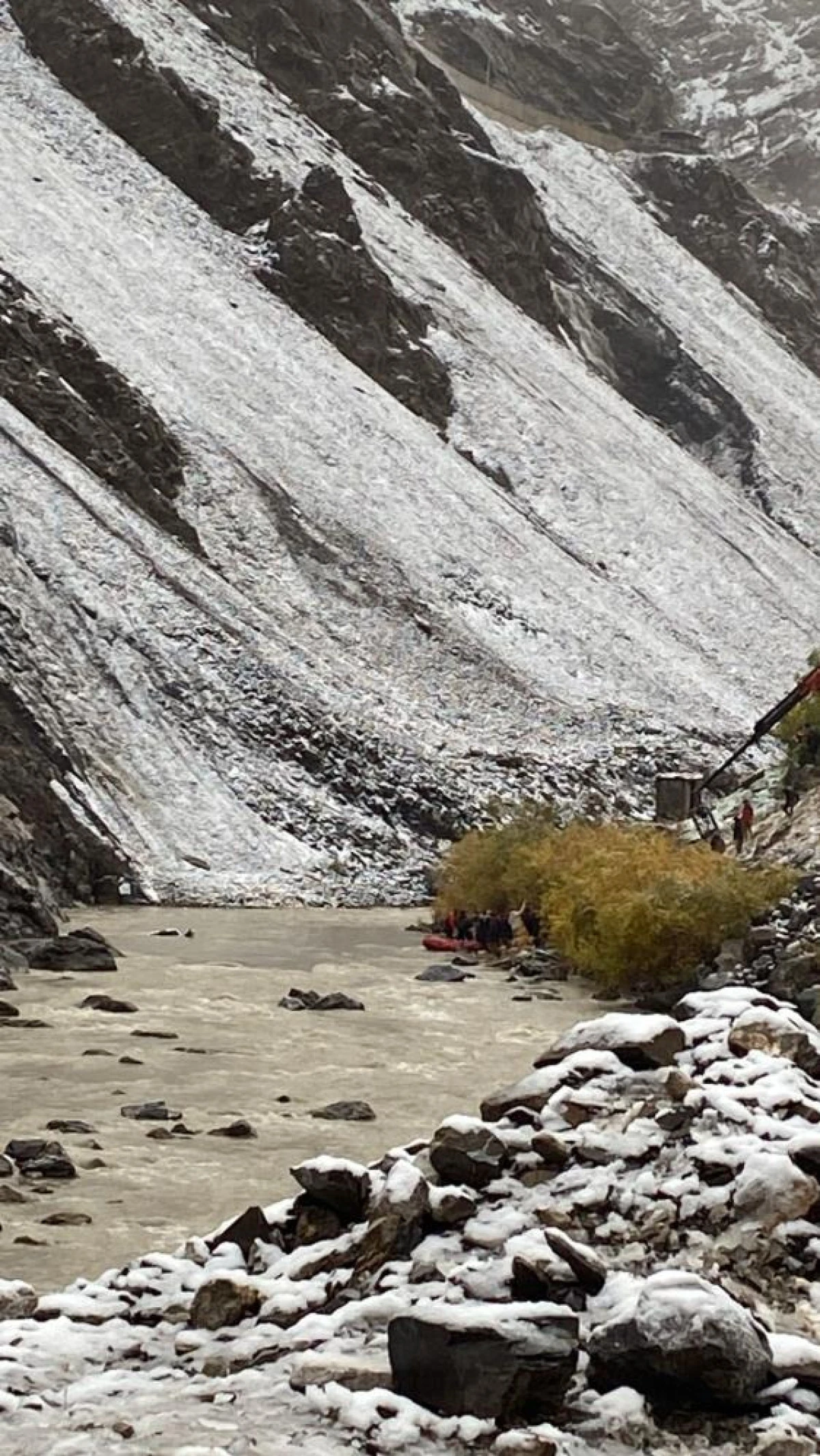 Kayadan kaçan araç Zap Suyu'na düştü: 4 madenci kurtarıldı