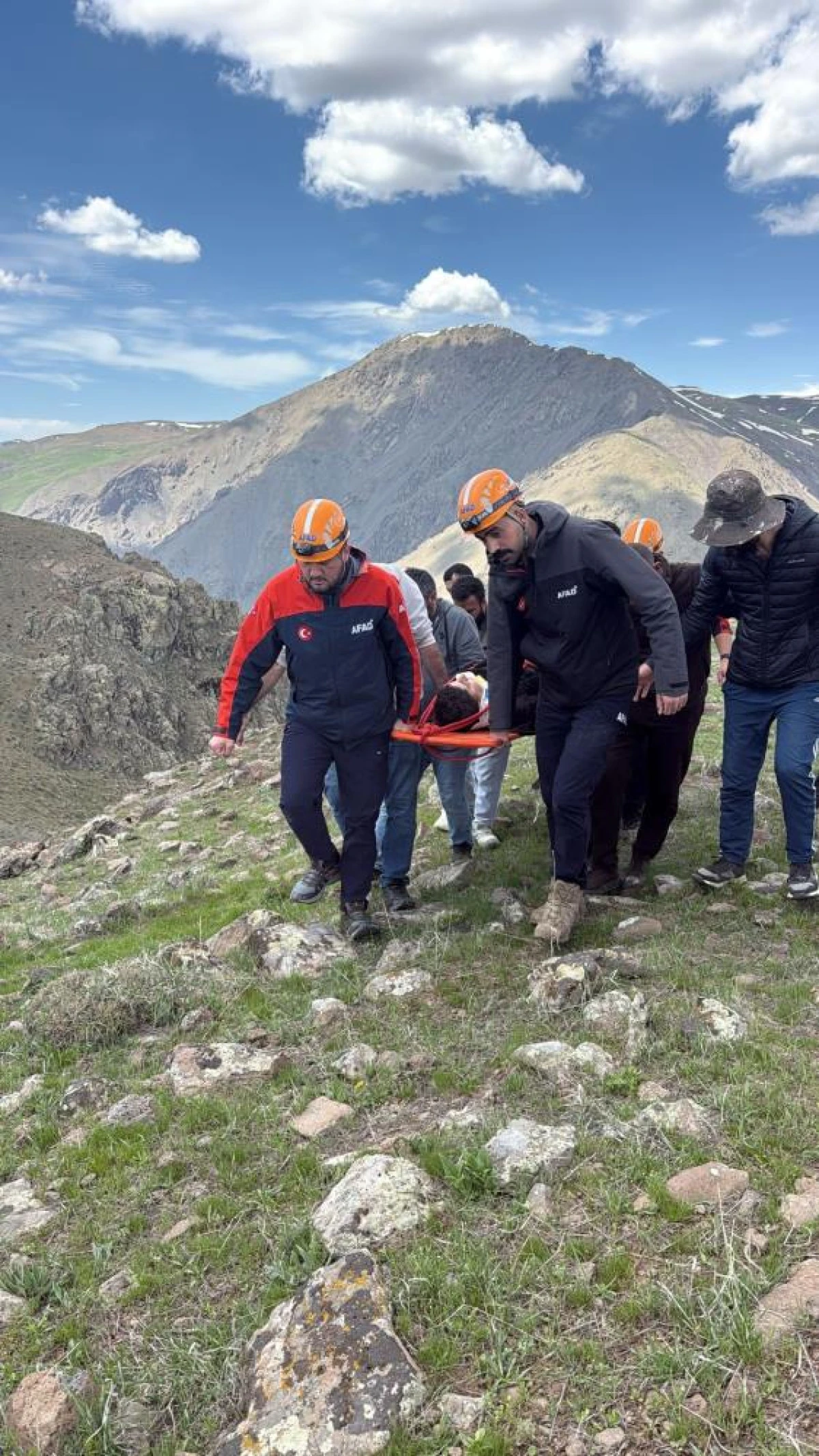 Kayalık alandan d&uuml;şen 14 yaşındaki &ccedil;ocuk hastaneye kaldırıldı
