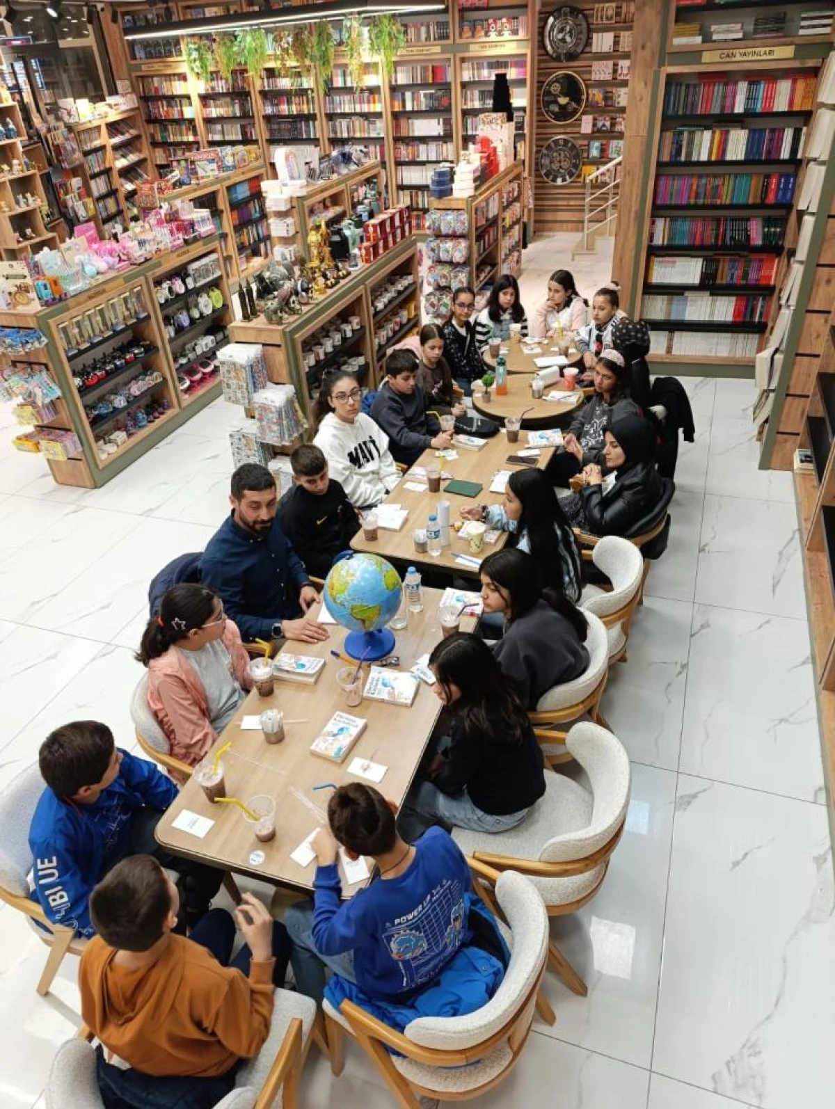 ‘Kitap Kaşifleri Kulübü’ minik öğrencileri kitap okumaya yönlendiriyorv