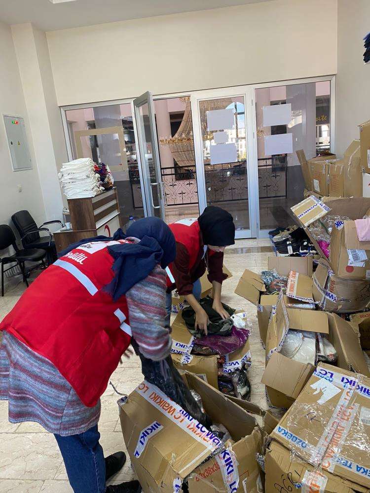  Kızılay Ağrı'da üniversite öğrencilerine ücretsiz giyim