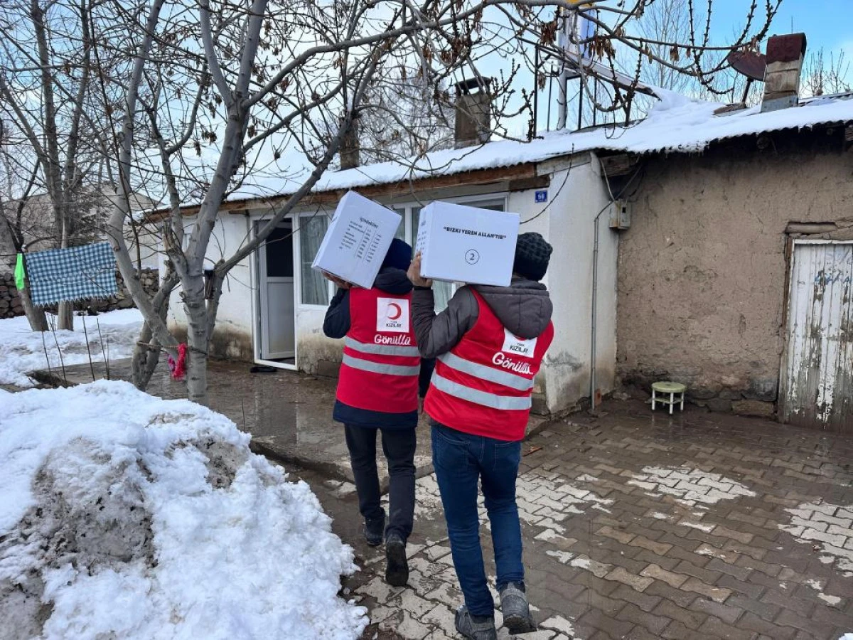 Kızılay Muradiye Şubesinden ihtiya&ccedil; sahibi ailelere gıda desteği