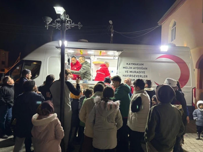 Kızılay Muradiye Şubesi&rsquo;nden teravih sonrası ikram