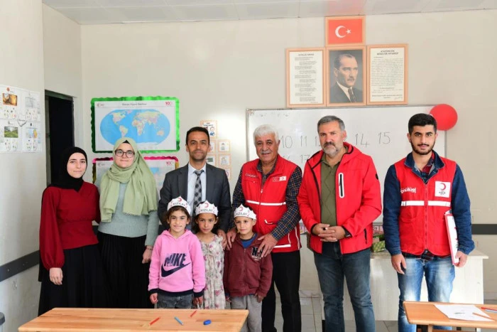 Kızılay’dan Çatak’taki öğrencilere anlamlı destek