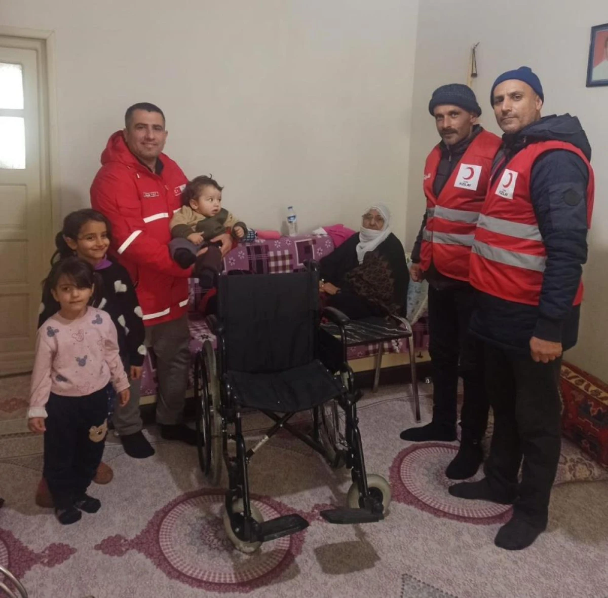 Kızılay&rsquo;dan gazi eşine tekerlekli sandalye desteği