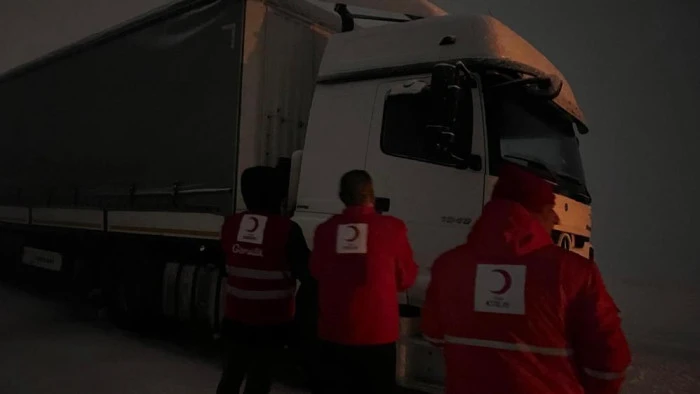 Kızılay'dan mahsur kalan s&uuml;r&uuml;c&uuml;lere kumanya desteği