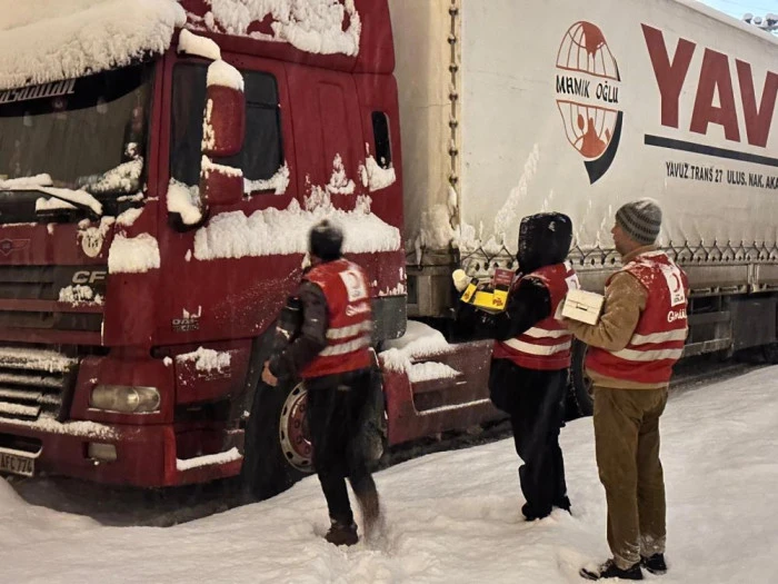 Kızılay&rsquo;dan Tend&uuml;rek Ge&ccedil;idi&rsquo;nde s&uuml;r&uuml;c&uuml;lere sıcak destek