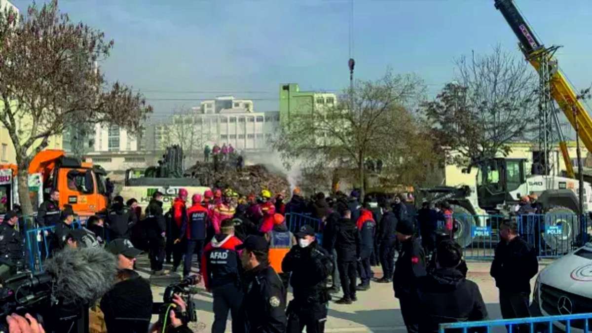 Konya'da 4 katlı binanın enkazından acı haber