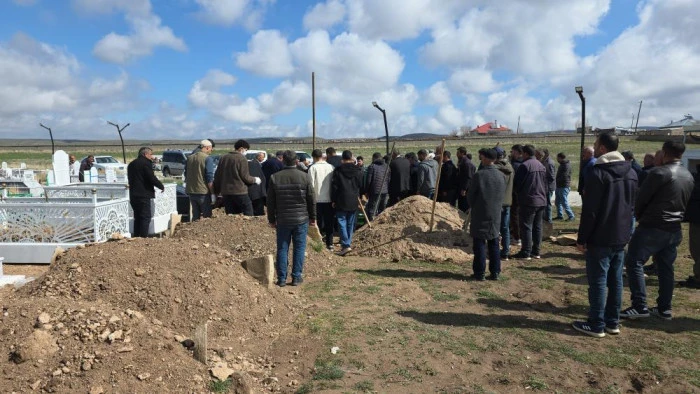 K&ouml;peklerin saldırısında &ouml;len &ccedil;ocuk toprağa verildi