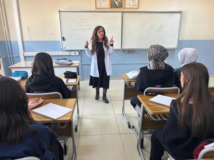 Koreceyi kendi çabasıyla öğrenen Vanlı öğretmen öğrencilerine ilham oluyor