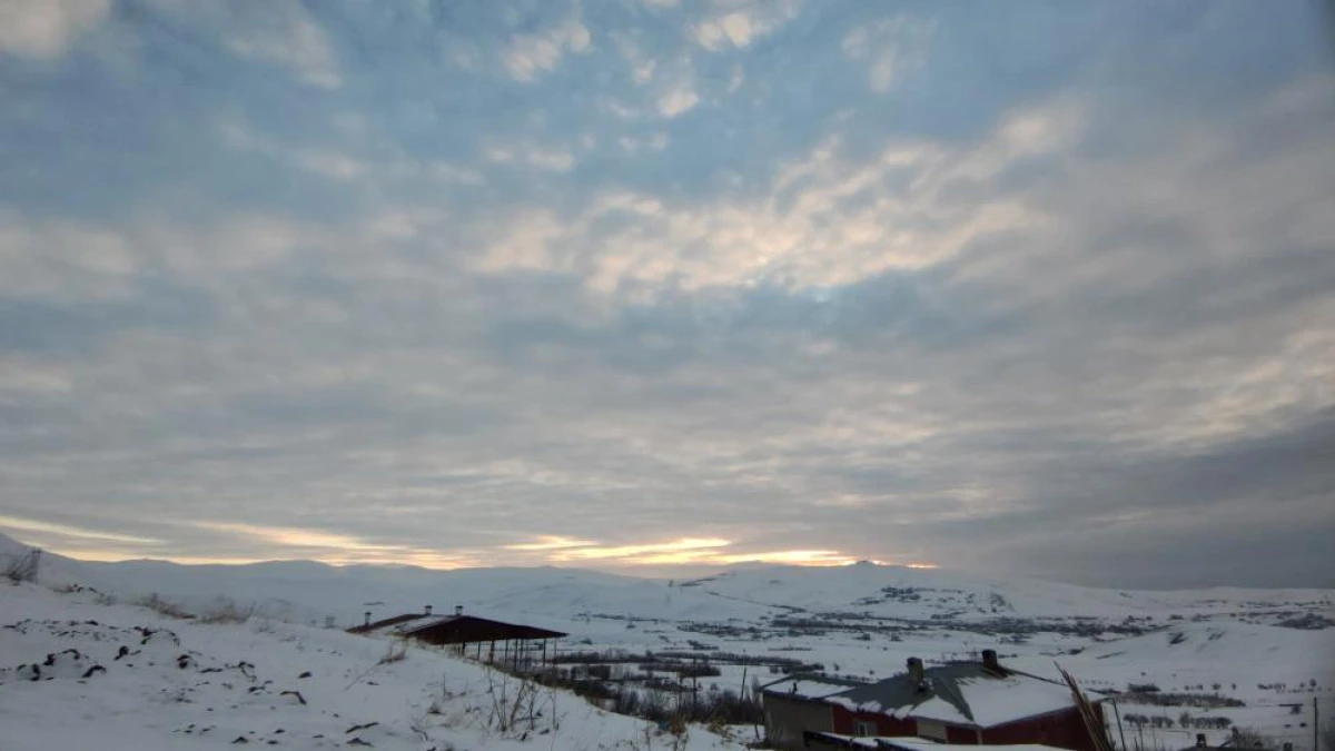 K&uuml;m&uuml;l&uuml;s bulutları Van semalarında g&ouml;rsel ş&ouml;len sundu