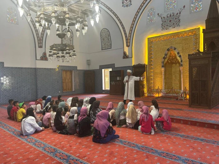 Kur'an kursu öğrencileri Hüsrev Paşa Camii'nin manevi atmosferini teneffüs etti