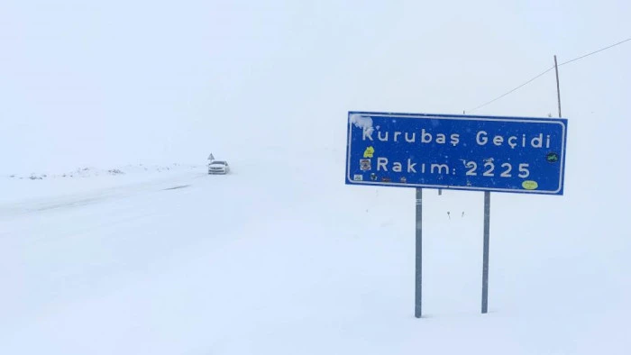 Kurubaş Ge&ccedil;idi'nde kar yağışı ve sis etkili oluyor