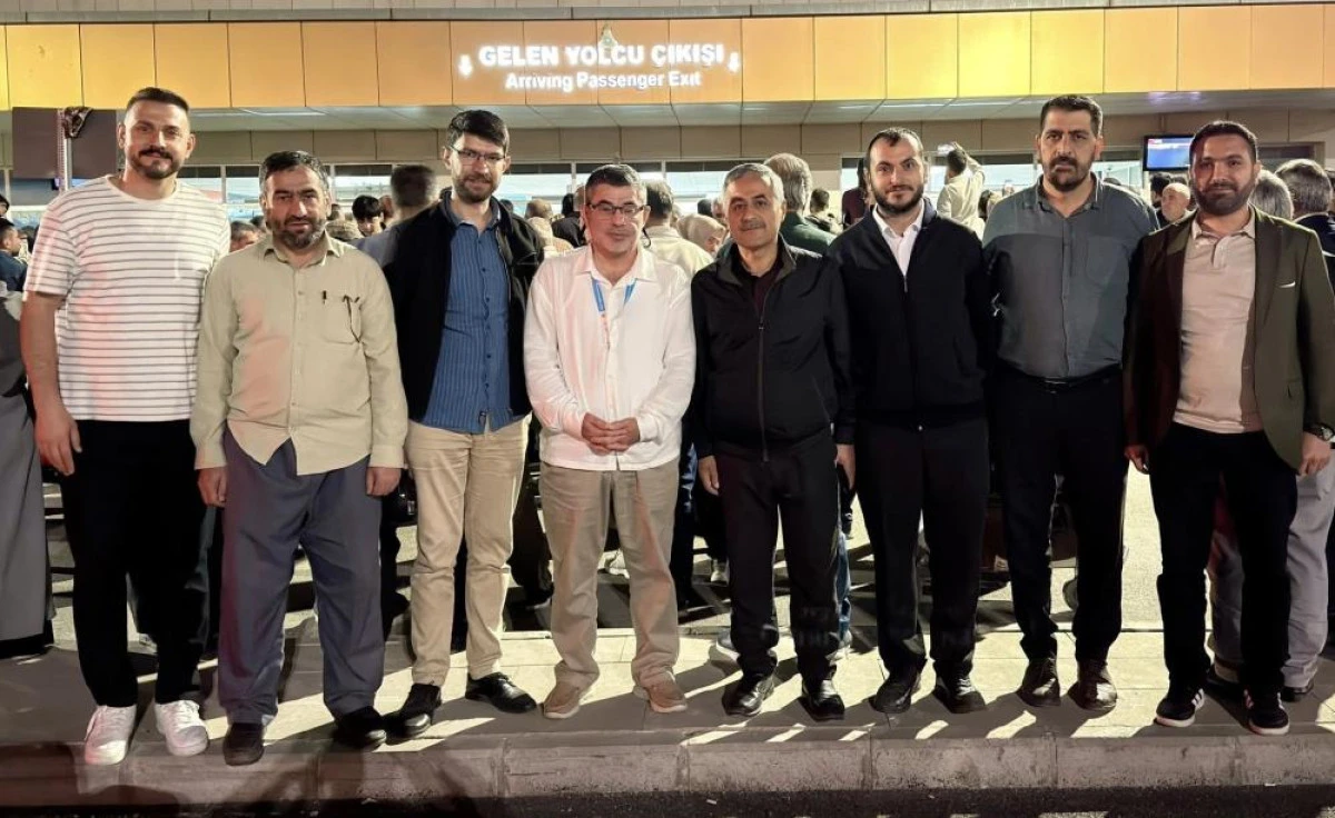 Kutsal topraklardan d&ouml;nen hacılar Van&rsquo;da coşkuyla karşılandı