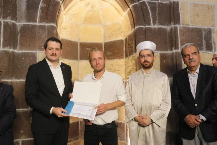Letonyalı turist Van&rsquo;da M&uuml;sl&uuml;man oldu: Andyejs adını "Veysel" olarak değiştirdi