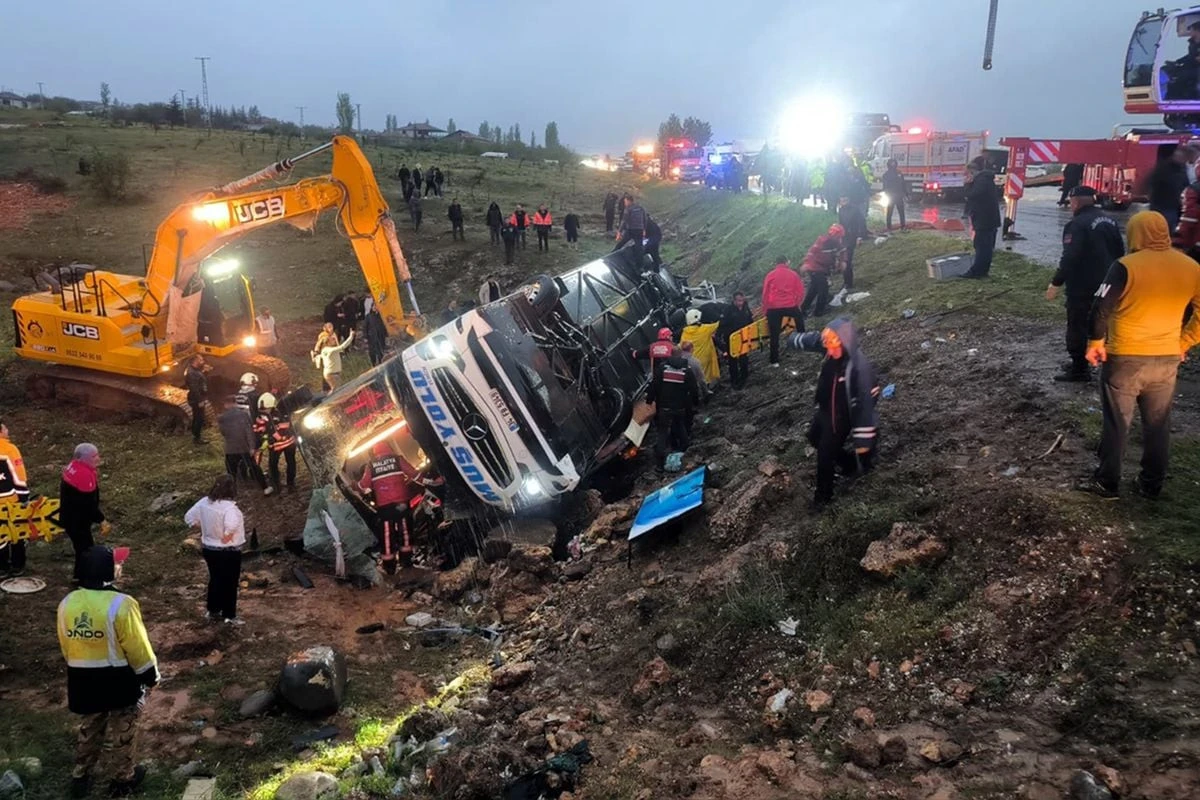 Malatya'da yolcu otob&uuml;s&uuml; şarampole devrildi: 4 &ouml;l&uuml;, 15 yaralı