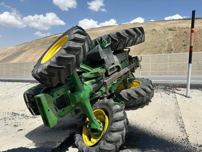 Malazgirt’te traktör takla attı: 1 yaralı