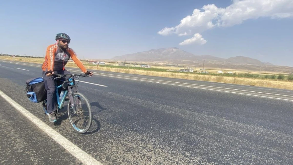 Mersinli bisikletçi Van Gölü için pedal çevirdi