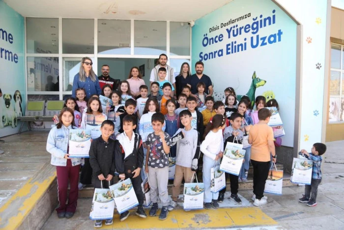 Minik öğrenciler patili dostlarını ziyaret etti
