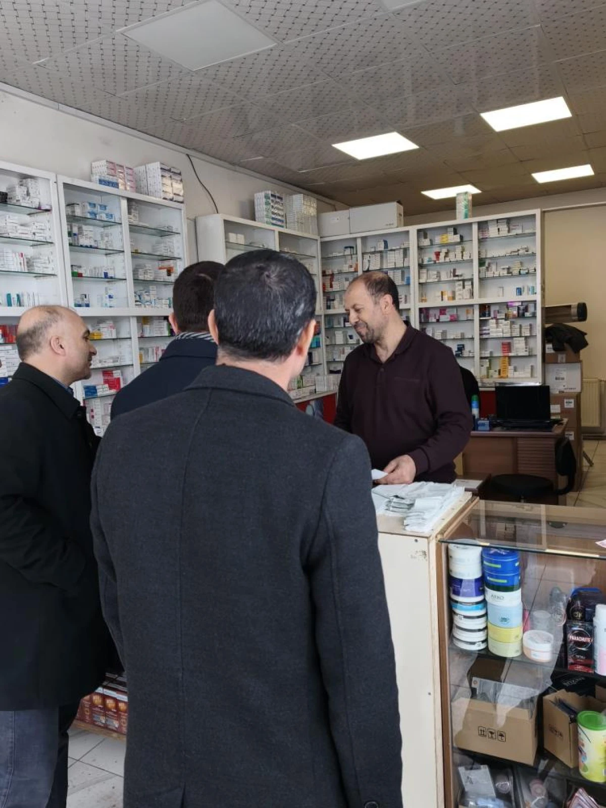 M&uuml;ft&uuml; Geylani esnafla bir araya gelerek imsakiye hediye etti