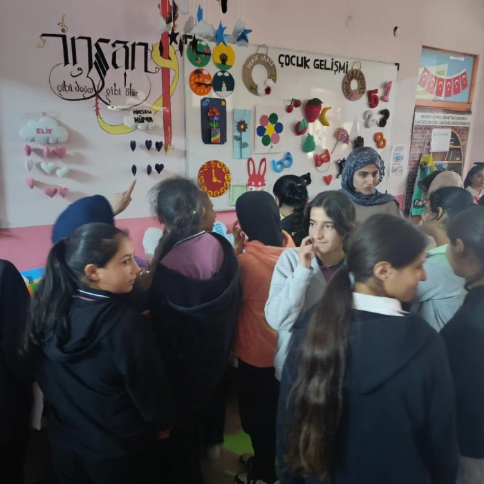  Muradiye MTAL&rsquo;den ortaokul &ouml;ğrencilerine b&ouml;l&uuml;m tanıtım sergisi